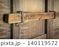 古風な門に設置された〝かんぬき〟 140119572