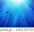 水中で太陽の光を浴びて泳ぐ魚 140119720