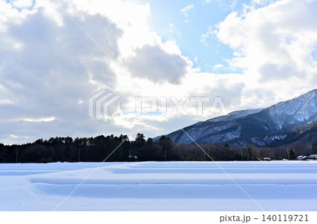 青空の垣間見える雪の積もった段々畑 青空の垣間見える雪の積もった段々畑 140119721