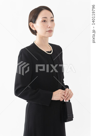 喪服を着た女性 葬儀イメージ 喪服を着た女性 葬儀イメージ 140119796
