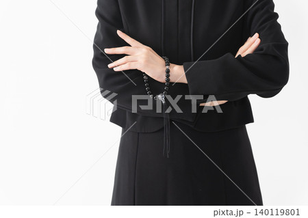 喪服を着た女性　葬儀イメージ 140119801