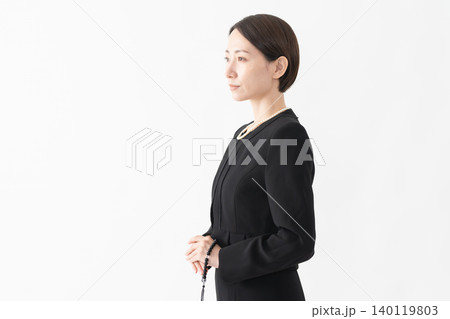 喪服を着た女性 葬儀イメージ 喪服を着た女性 葬儀イメージ 140119803