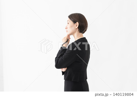 喪服を着た女性 葬儀イメージ 喪服を着た女性 葬儀イメージ 140119804