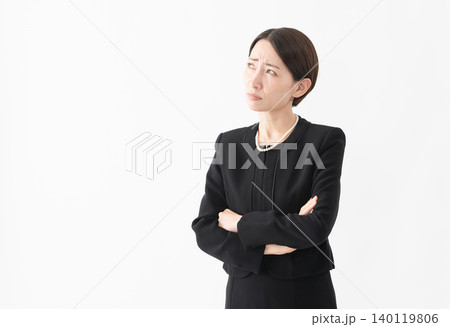 喪服を着た女性 葬儀イメージ 喪服を着た女性 葬儀イメージ 140119806