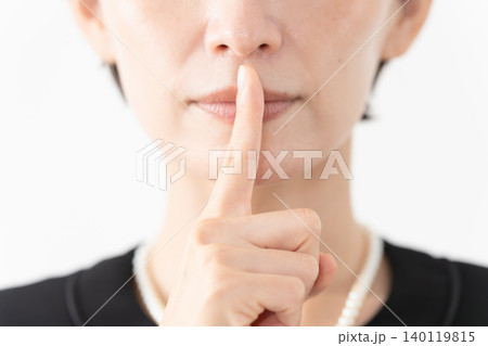 喪服を着た女性 葬儀イメージ 喪服を着た女性 葬儀イメージ 140119815