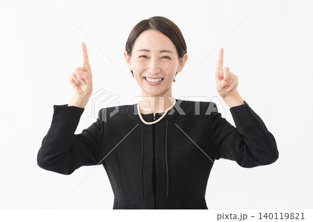 喪服を着た女性 葬儀イメージ 喪服を着た女性 葬儀イメージ 140119821