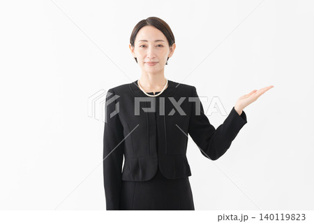 喪服を着た女性　葬儀イメージ 140119823