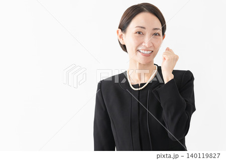 喪服を着た女性　葬儀イメージ 140119827