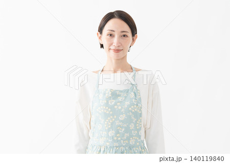 エプロンを着た女性 ライフスタイルイメージ エプロンを着た女性 ライフスタイルイメージ 140119840