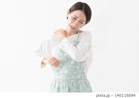 エプロンを着た女性 ライフスタイルイメージ エプロンを着た女性 ライフスタイルイメージ 140119894
