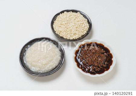 塩麹と醤油麹と米麹 塩麹と醤油麹と米麹 140120291