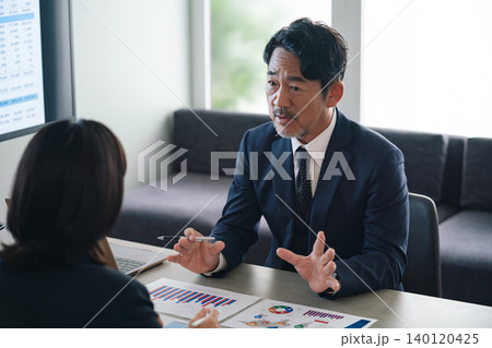面談する男女ビジネスパーソン 140120425