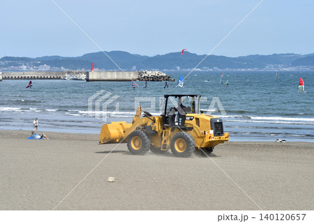 片瀬東浜の砂浜整地に走り廻るブルトーザー 片瀬東浜の砂浜整地に走り廻るブルトーザー 140120657