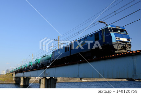 鶴見川橋梁を渡る貨物列車 鶴見川橋梁を渡る貨物列車 140120759