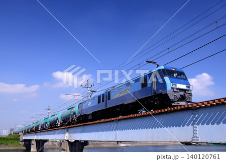 鶴見川橋梁を渡る貨物列車 鶴見川橋梁を渡る貨物列車 140120761