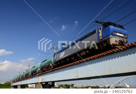 鶴見川橋梁を渡る貨物列車 鶴見川橋梁を渡る貨物列車 140120762