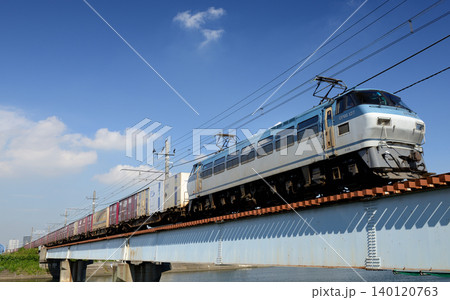 鶴見川橋梁を渡る貨物列車 140120763