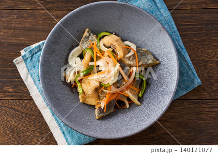 鯵の南蛮漬け 玉ねぎ・にんじん・ピーマン添え 鯵の南蛮漬け 玉ねぎ・にんじん・ピーマン添え 140121077
