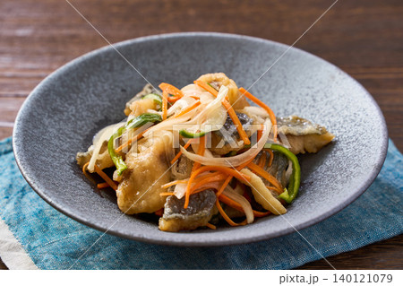 鯵の南蛮漬け 玉ねぎ・にんじん・ピーマン添え 鯵の南蛮漬け 玉ねぎ・にんじん・ピーマン添え 140121079