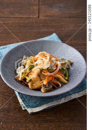 鯵の南蛮漬け 玉ねぎ・にんじん・ピーマン添え 鯵の南蛮漬け 玉ねぎ・にんじん・ピーマン添え 140121086