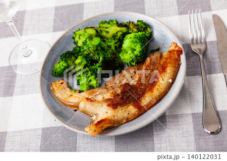 Roasted pork belly served with broccoli Roasted pork belly served with broccoli 140122031