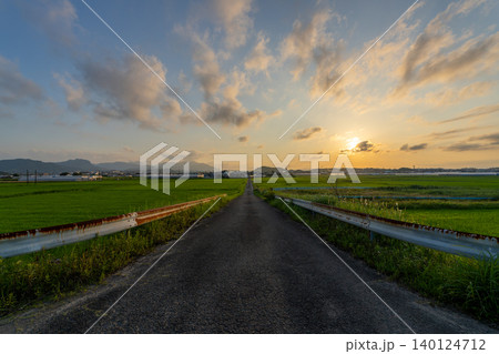 夕暮れの田園風景 140124712