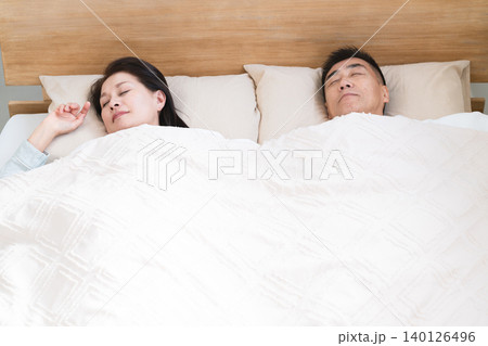ベッドの上で眠る夫婦 ベッドの上で眠る夫婦 140126496