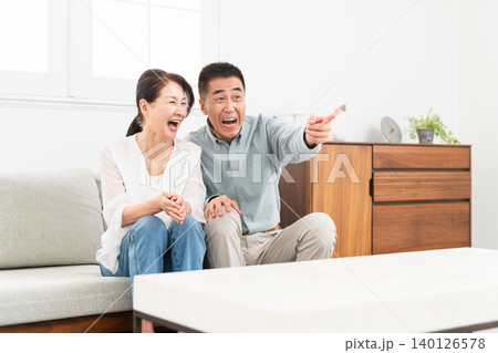 ソファーに座っている熟年夫婦 ソファーに座っている熟年夫婦 140126578