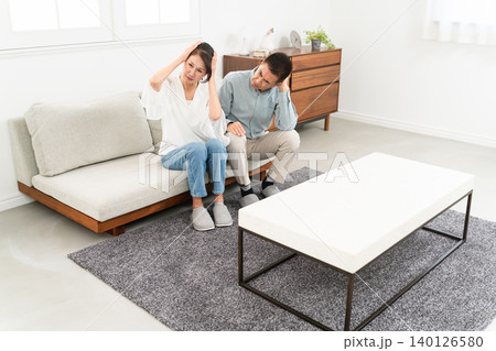 ソファーに座っている熟年夫婦 ソファーに座っている熟年夫婦 140126580