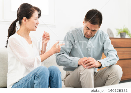 ソファーに座っている熟年夫婦 ソファーに座っている熟年夫婦 140126581
