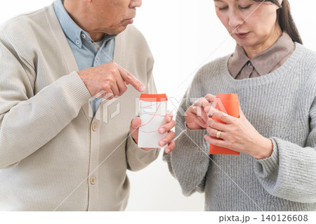 お年玉の値段を相談する熟年夫婦 お年玉の値段を相談する熟年夫婦 140126608
