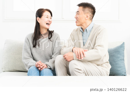 ソファーに座っている熟年夫婦 ライフスタイルイメージ ソファーに座っている熟年夫婦 ライフスタイルイメージ 140126622