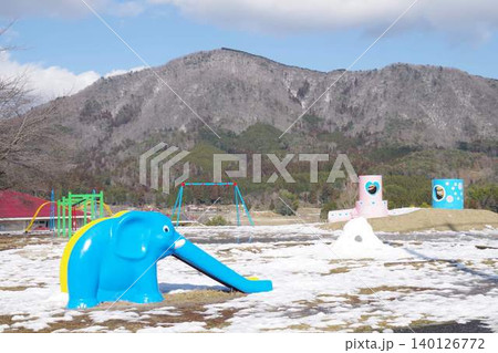 豊平運動公園のちびっこ広場と竜頭山 豊平運動公園のちびっこ広場と竜頭山 140126772