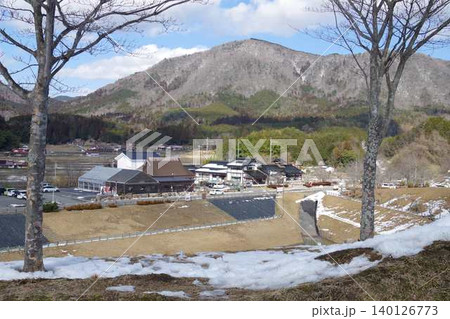 とよひら運動公園から眺めた竜頭山と道の駅の景色 とよひら運動公園から眺めた竜頭山と道の駅の景色 140126773