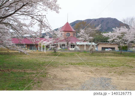 大朝地区幼稚園の桜と建物の景色 大朝地区幼稚園の桜と建物の景色 140126775