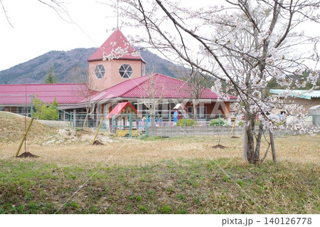 大朝地区幼稚園の建物とさくらの景色 大朝地区幼稚園の建物とさくらの景色 140126778