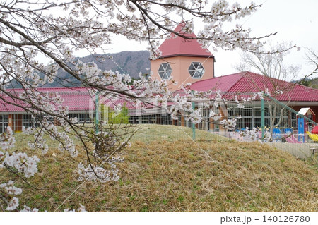 大朝地区幼稚園の桜と建物の景色 140126780