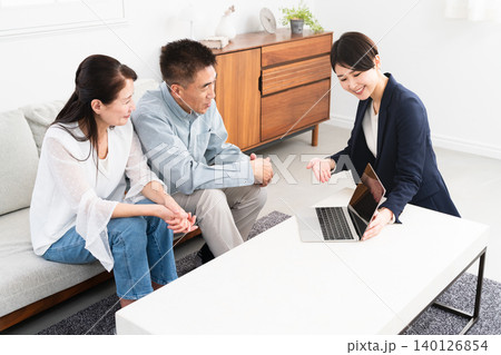保険の勧誘を受ける熟年夫婦 140126854