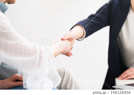 保険の勧誘を受ける熟年夫婦 保険の勧誘を受ける熟年夫婦 140126856