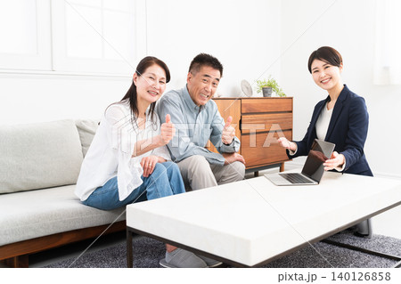 保険の勧誘を受ける熟年夫婦 保険の勧誘を受ける熟年夫婦 140126858