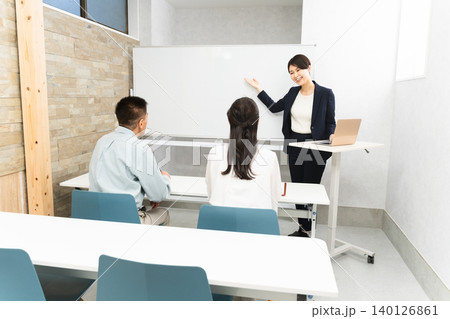 女性の講師とセミナーを受ける顧客 140126861