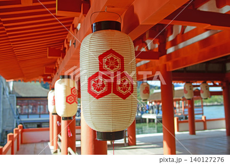 安芸の宮島厳島神社廻廊神紋入り献灯-1 安芸の宮島厳島神社廻廊神紋入り献灯-1 140127276