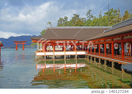 安芸の宮島厳島神社満潮の西廻廊と大鳥居-1 安芸の宮島厳島神社満潮の西廻廊と大鳥居-1 140127284