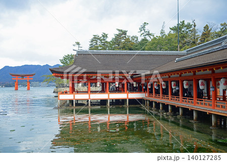 安芸の宮島厳島神社満潮の西廻廊と大鳥居-2 140127285