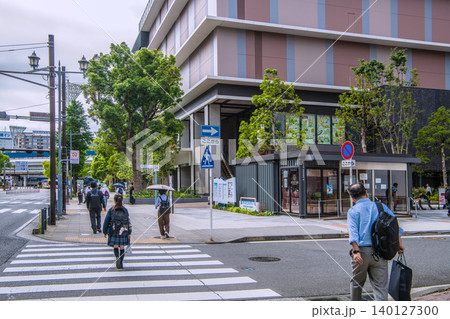 日本の横浜都市景観通勤風景・横浜・関内。リュックが全盛期…右にベースゲート横浜関内タワーが見える 140127300