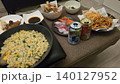 ホームパーティーで料理を作る 140127952
