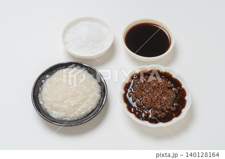 塩麹と醤油麹と材料(塩・しょう油) 塩麹と醤油麹と材料(塩・しょう油) 140128164