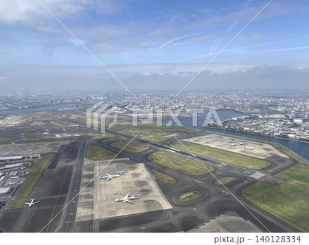 羽田空港離陸後の空港風景 羽田空港離陸後の空港風景 140128334