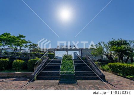 JR九州 運動公園駅と青空 140128358
