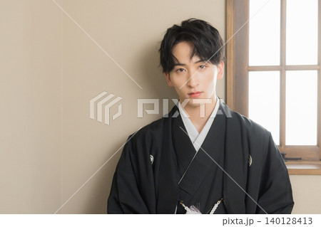 紋付袴の若い男性 140128413